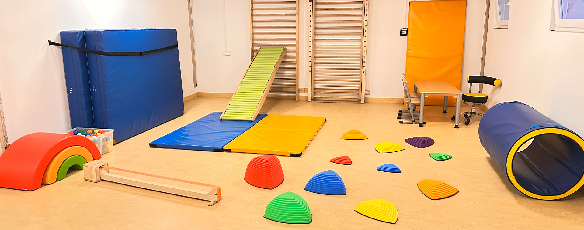 Bunter Übungsraum der Praxis KinderSterne in Wilhelmsburg